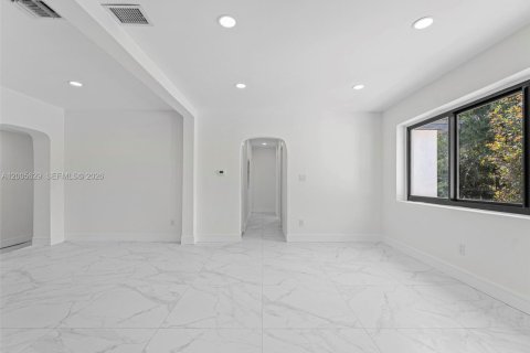 House in Fort Lauderdale, Florida 5 bedrooms, 169.55 sq.m. № 2069655 - photo 6