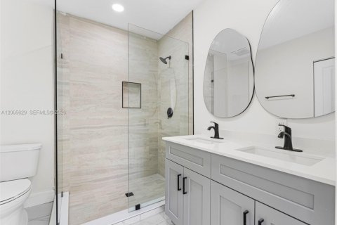 House in Fort Lauderdale, Florida 5 bedrooms, 169.55 sq.m. № 2069655 - photo 17