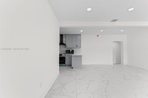 House in Fort Lauderdale, Florida 5 bedrooms, 169.55 sq.m. № 2069655 - photo 10