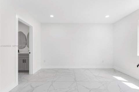 House in Fort Lauderdale, Florida 5 bedrooms, 169.55 sq.m. № 2069655 - photo 14