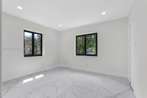 House in Fort Lauderdale, Florida 5 bedrooms, 169.55 sq.m. № 2069655 - photo 12