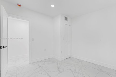 House in Fort Lauderdale, Florida 5 bedrooms, 169.55 sq.m. № 2069655 - photo 24