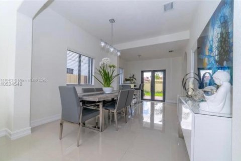 Купить виллу или дом в Кендалл, Флорида 5 спален, 253.72м2, № 1959828 - фото 7