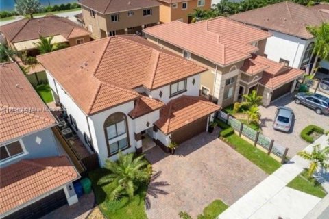 Купить виллу или дом в Кендалл, Флорида 5 спален, 253.72м2, № 1959828 - фото 2