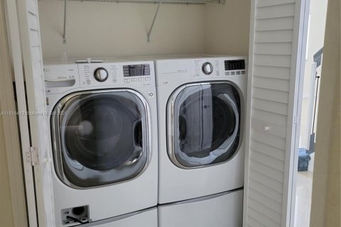 Купить виллу или дом в Кендалл, Флорида 5 спален, 253.72м2, № 1959828 - фото 15