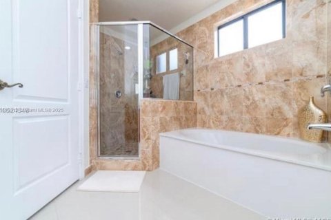 Купить виллу или дом в Кендалл, Флорида 5 спален, 253.72м2, № 1959828 - фото 14