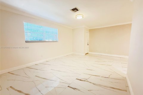 Immobilier commercial à vendre à Miami, Floride: 205.5 m2 № 1921827 - photo 14