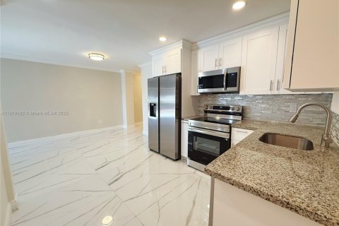 Immobilier commercial à vendre à Miami, Floride: 205.5 m2 № 1921827 - photo 17