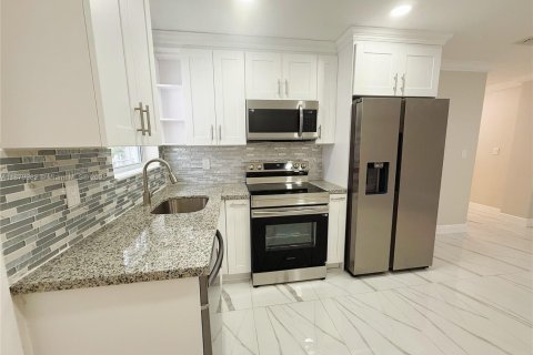 Immobilier commercial à vendre à Miami, Floride: 205.5 m2 № 1921827 - photo 5