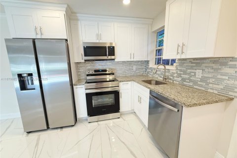 Immobilier commercial à vendre à Miami, Floride: 205.5 m2 № 1921827 - photo 16