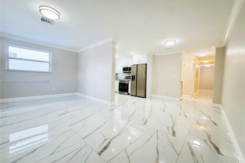 Immobilier commercial à vendre à Miami, Floride: 205.5 m2 № 1921827 - photo 2