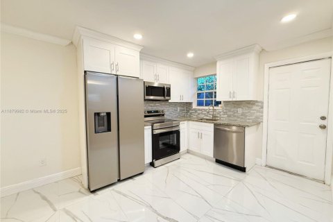 Immobilier commercial à vendre à Miami, Floride: 205.5 m2 № 1921827 - photo 15