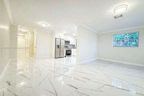 Immobilier commercial à vendre à Miami, Floride: 205.5 m2 № 1921827 - photo 12