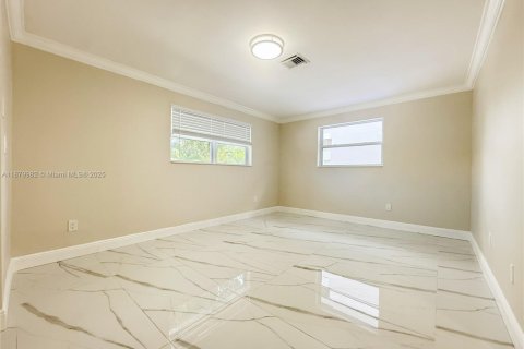 Immobilier commercial à vendre à Miami, Floride: 205.5 m2 № 1921827 - photo 4