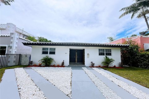 Immobilier commercial à vendre à Miami, Floride: 205.5 m2 № 1921827 - photo 1