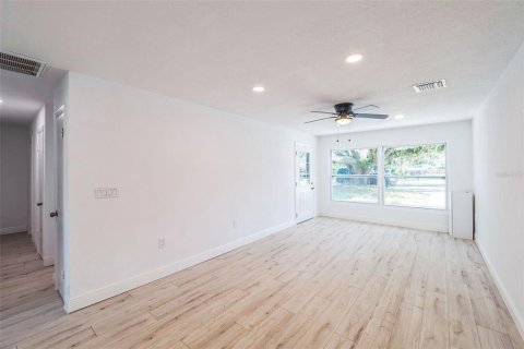 House in Fruitland Park, Florida 4 bedrooms, 141.03 sq.m. № 1825313 - photo 24