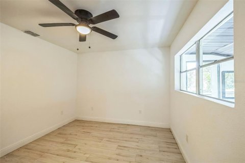 House in Fruitland Park, Florida 4 bedrooms, 141.03 sq.m. № 1825313 - photo 3