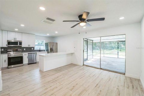 House in Fruitland Park, Florida 4 bedrooms, 141.03 sq.m. № 1825313 - photo 17