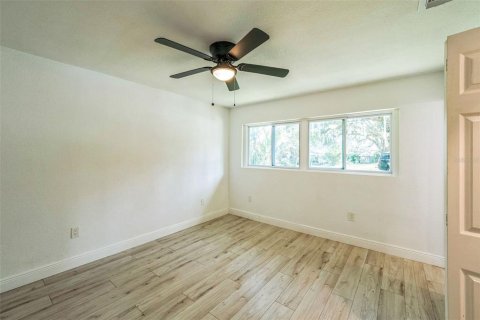 House in Fruitland Park, Florida 4 bedrooms, 141.03 sq.m. № 1825313 - photo 26