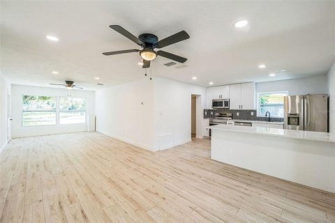 House in Fruitland Park, Florida 4 bedrooms, 141.03 sq.m. № 1825313 - photo 18