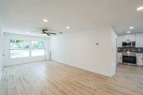 House in Fruitland Park, Florida 4 bedrooms, 141.03 sq.m. № 1825313 - photo 16