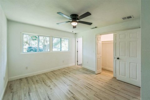 House in Fruitland Park, Florida 4 bedrooms, 141.03 sq.m. № 1825313 - photo 2