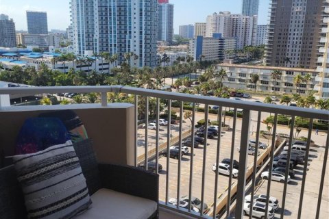 Copropriété à louer à Hallandale Beach, Floride: 1 chambre, 80.82 m2 № 2429708 - photo 12