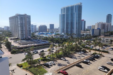 Copropriété à louer à Hallandale Beach, Floride: 1 chambre, 80.82 m2 № 2429708 - photo 15