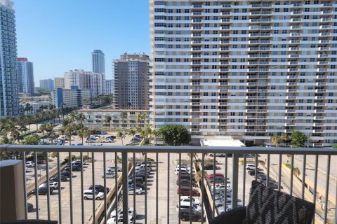 Copropriété à louer à Hallandale Beach, Floride: 1 chambre, 80.82 m2 № 2429708 - photo 13