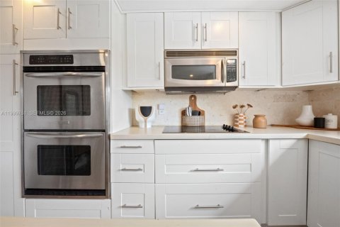 Купить виллу или дом в Майами-Спрингс, Флорида 3 спальни, 130.9м2, № 2066803 - фото 14