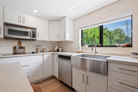 Купить виллу или дом в Майами-Спрингс, Флорида 3 спальни, 130.9м2, № 2066803 - фото 15