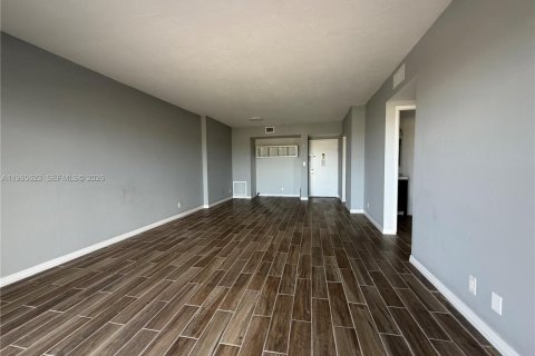 Condominio en venta en Hollywood, Florida, 1 dormitorio, 78.41 m2 № 2030660 - foto 9