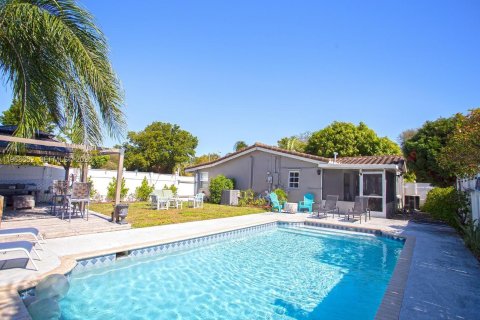 House in Pompano Beach, Florida 3 bedrooms, 113.34 sq.m. № 2154711