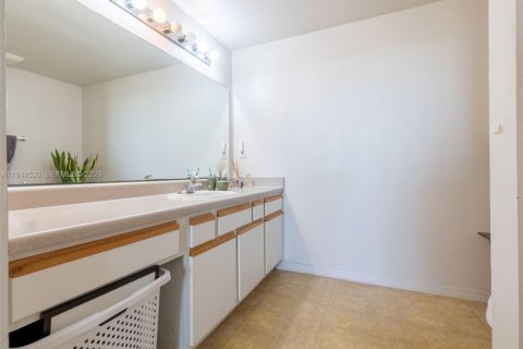 Copropriété à vendre à Pembroke Pines, Floride: 2 chambres, 104.98 m2 № 2005420 - photo 18