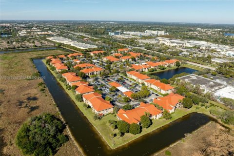 Copropriété à vendre à Pembroke Pines, Floride: 2 chambres, 104.98 m2 № 2005420 - photo 2