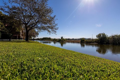 Copropriété à vendre à Pembroke Pines, Floride: 2 chambres, 104.98 m2 № 2005420 - photo 29