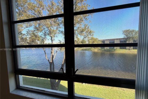 Condominio en alquiler en Tamarac, Florida, 2 dormitorios, 120.22 m2 № 1995389 - foto 16