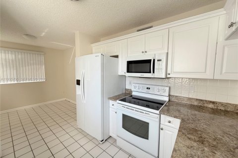 Condominio en alquiler en Tamarac, Florida, 2 dormitorios, 120.22 m2 № 1995389 - foto 5