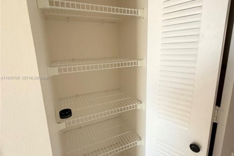 Condominio en alquiler en Tamarac, Florida, 2 dormitorios, 120.22 m2 № 1995389 - foto 25