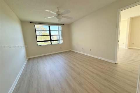 Condominio en alquiler en Tamarac, Florida, 2 dormitorios, 120.22 m2 № 1995389 - foto 15