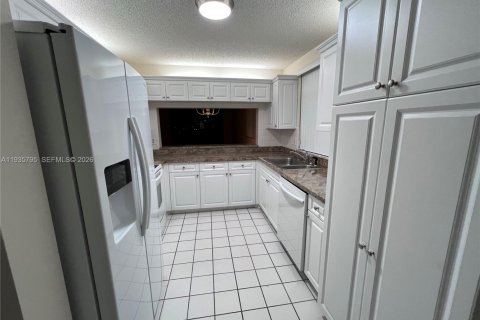 Condominio en alquiler en Tamarac, Florida, 2 dormitorios, 120.22 m2 № 1995389 - foto 3