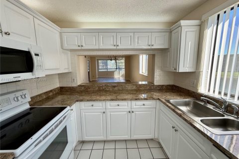 Condominio en alquiler en Tamarac, Florida, 2 dormitorios, 120.22 m2 № 1995389 - foto 2