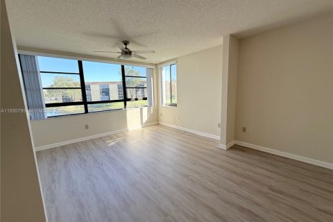 Condominio en alquiler en Tamarac, Florida, 2 dormitorios, 120.22 m2 № 1995389 - foto 11