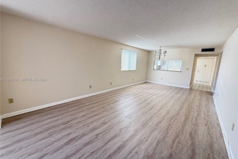 Condominio en alquiler en Tamarac, Florida, 2 dormitorios, 120.22 m2 № 1995389 - foto 10