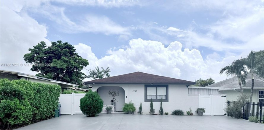 House in Miami, Florida 3 bedrooms, 112.41 sq.m. № 2054073