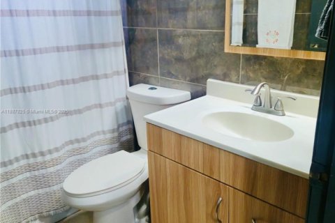 House in Miami, Florida 3 bedrooms, 112.41 sq.m. № 2054073 - photo 14