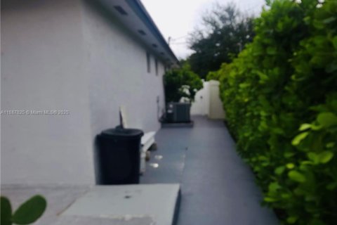 House in Miami, Florida 3 bedrooms, 112.41 sq.m. № 2054073 - photo 19