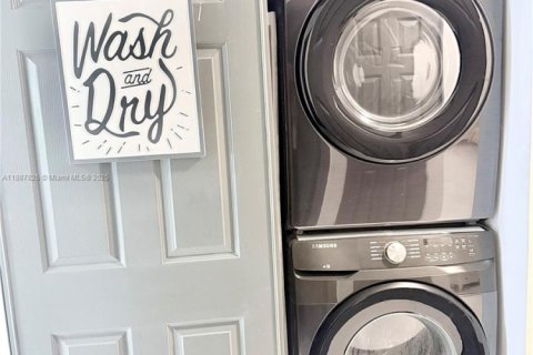 House in Miami, Florida 3 bedrooms, 112.41 sq.m. № 2054073 - photo 6