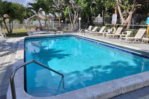 Condominio en alquiler en Hollywood, Florida, 2 dormitorios, 98.01 m2 № 2087274 - foto 21