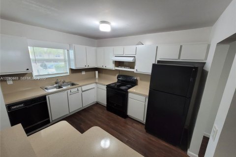 Condominio en alquiler en Hollywood, Florida, 2 dormitorios, 98.01 m2 № 2087274 - foto 4